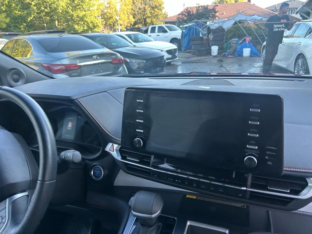 2022 Toyota Sienna XSE . LEATHER AND SUNROOF. 8-Passenger AWD Photo