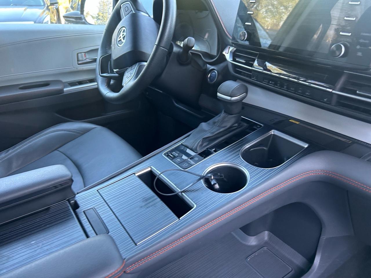 2022 Toyota Sienna XSE . LEATHER AND SUNROOF. 8-Passenger AWD Photo