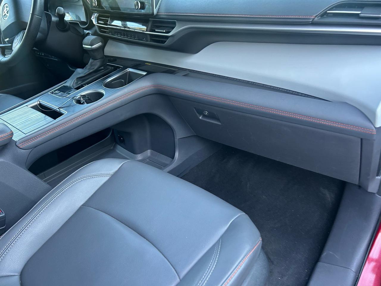 2022 Toyota Sienna XSE . LEATHER AND SUNROOF. 8-Passenger AWD Photo