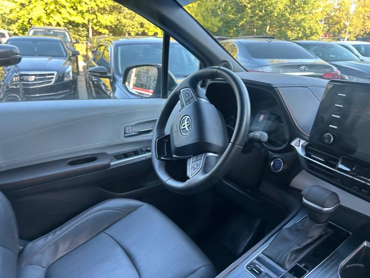 2022 Toyota Sienna XSE . LEATHER AND SUNROOF. 8-Passenger AWD Photo