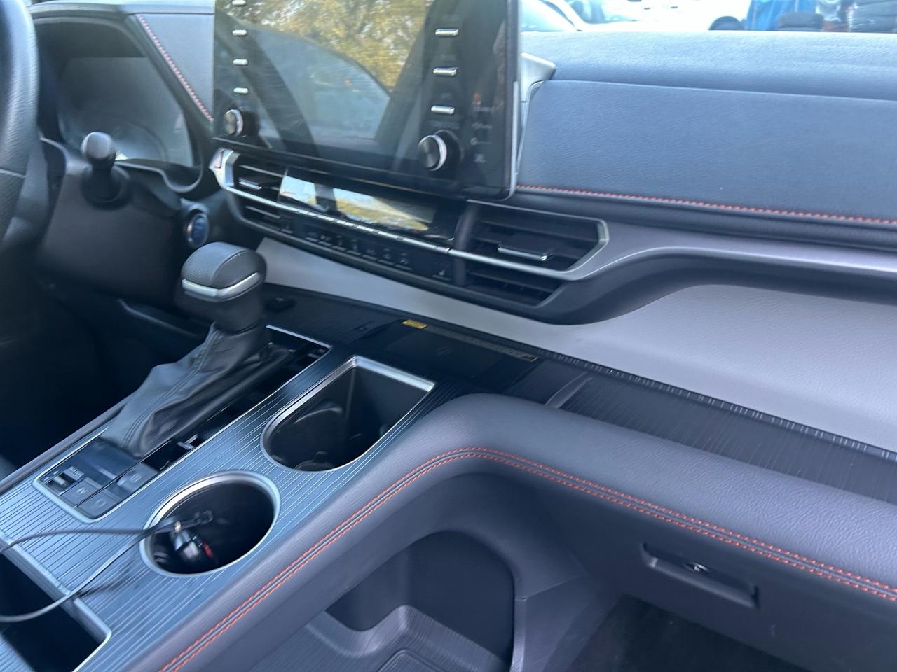2022 Toyota Sienna XSE . LEATHER AND SUNROOF. 8-Passenger AWD Photo