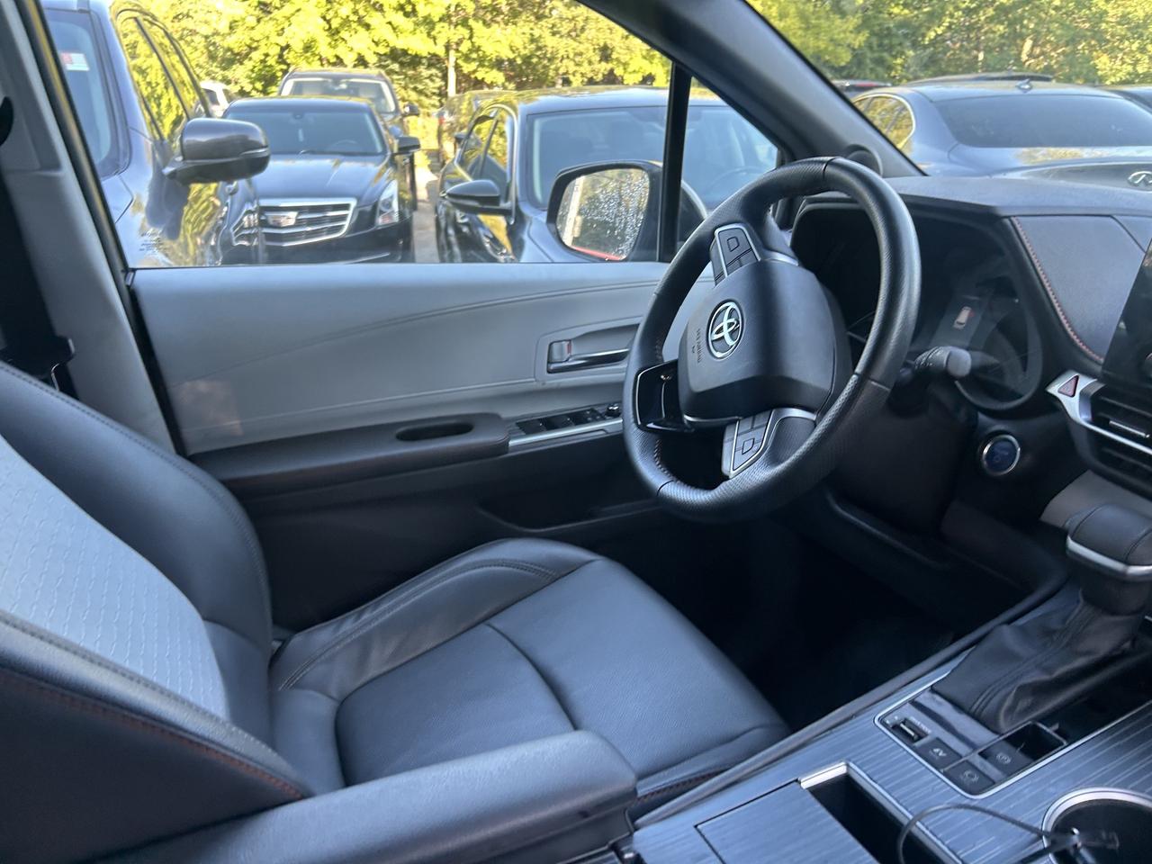 2022 Toyota Sienna XSE . LEATHER AND SUNROOF. 8-Passenger AWD Photo
