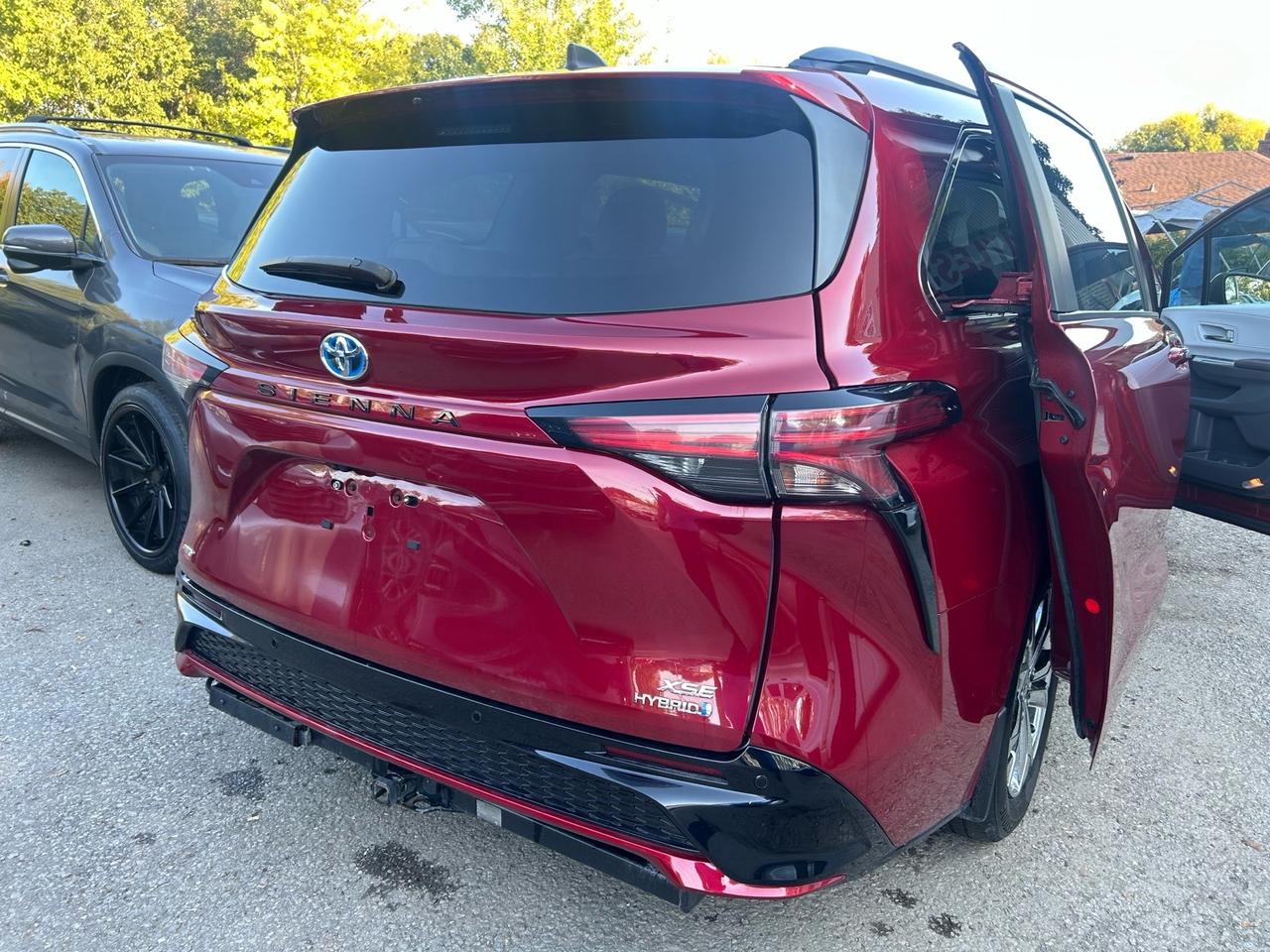 2022 Toyota Sienna XSE . LEATHER AND SUNROOF. 8-Passenger AWD Photo