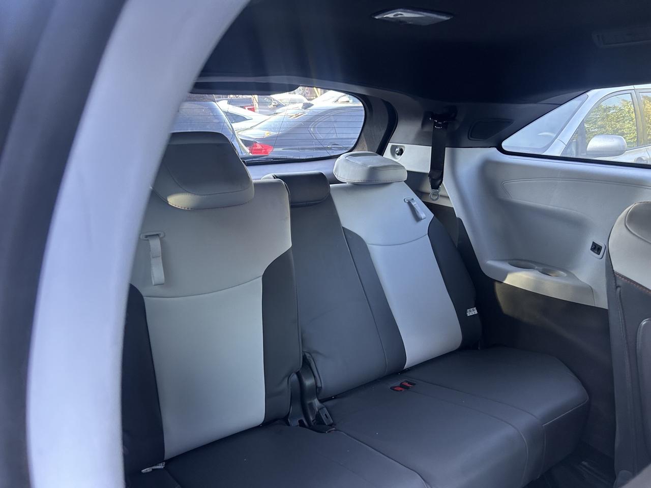 2022 Toyota Sienna XSE . LEATHER AND SUNROOF. 8-Passenger AWD Photo