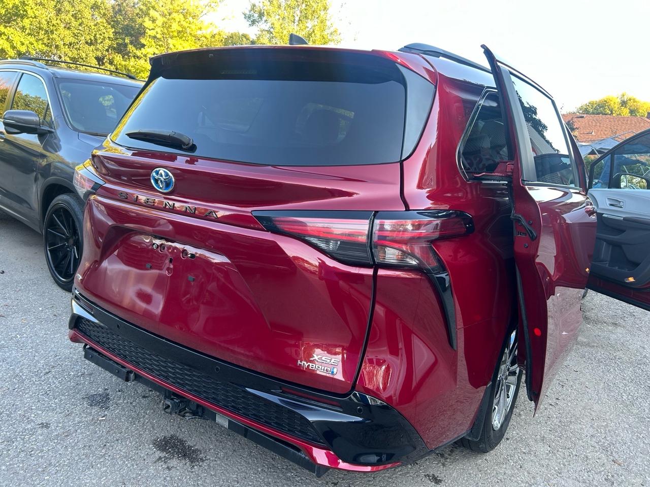 2022 Toyota Sienna XSE . LEATHER AND SUNROOF. 8-Passenger AWD Photo