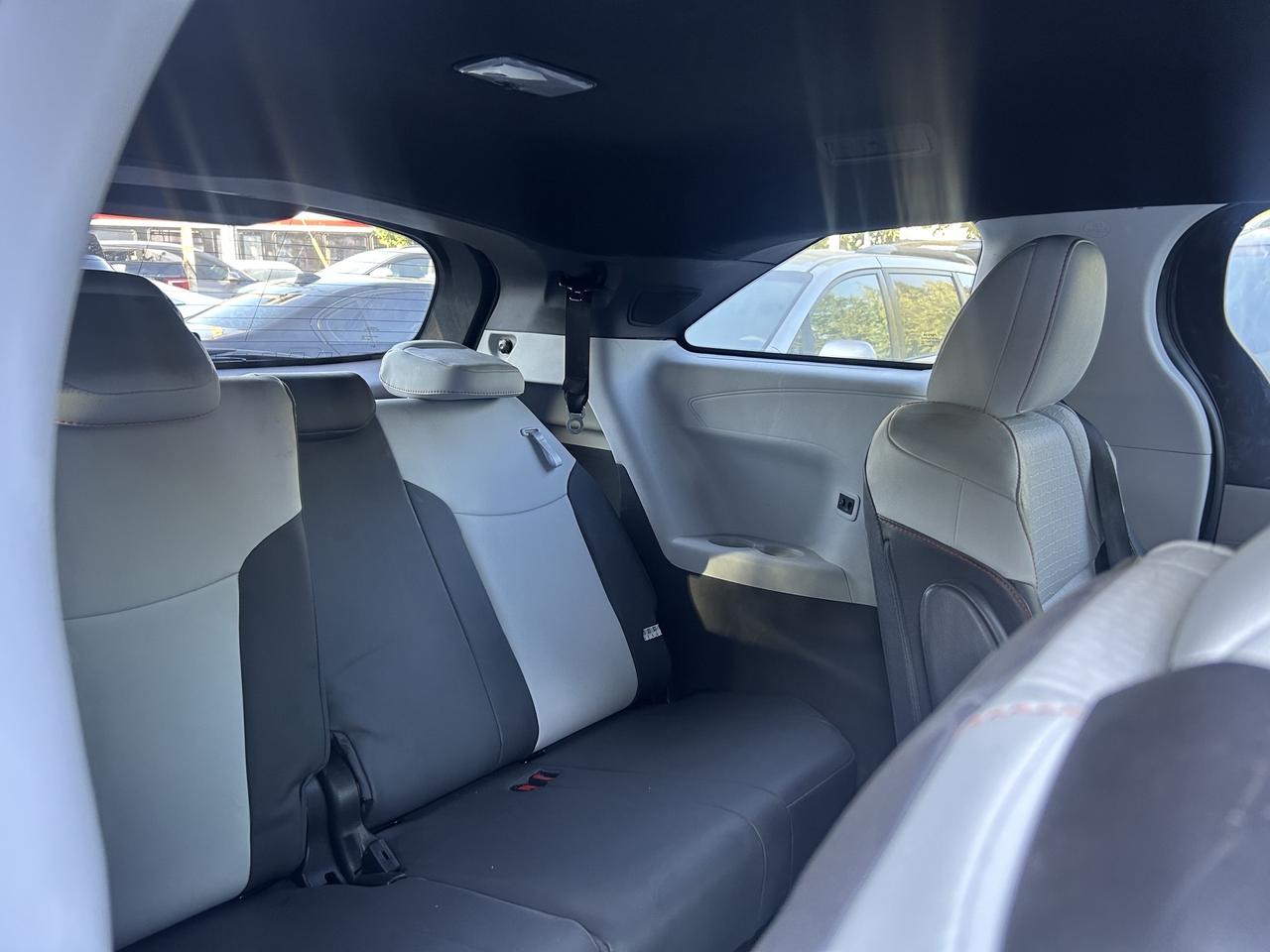 2022 Toyota Sienna XSE . LEATHER AND SUNROOF. 8-Passenger AWD Photo