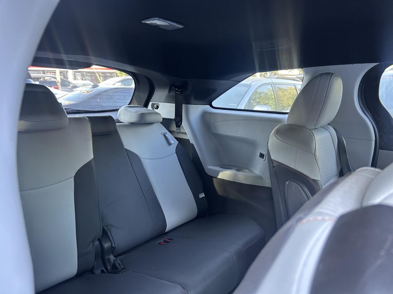 2022 Toyota Sienna LE 8-Passenger AWD Photo