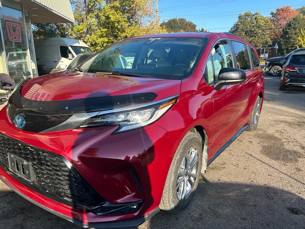 2022 Toyota Sienna XSE . LEATHER AND SUNROOF. 8-Passenger AWD Photo