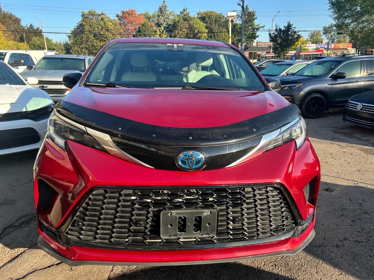 2022 Toyota Sienna XSE . LEATHER AND SUNROOF. 8-Passenger AWD Photo