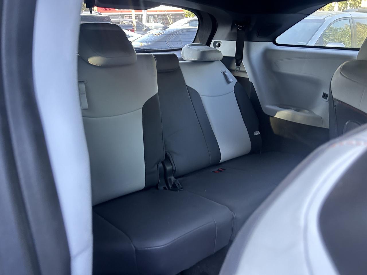 2022 Toyota Sienna XSE . LEATHER AND SUNROOF. 8-Passenger AWD Photo