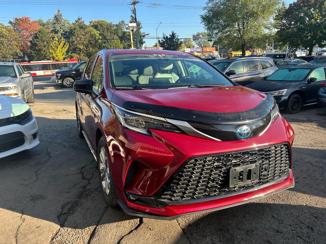 2022 Toyota Sienna XSE . LEATHER AND SUNROOF. 8-Passenger AWD Photo