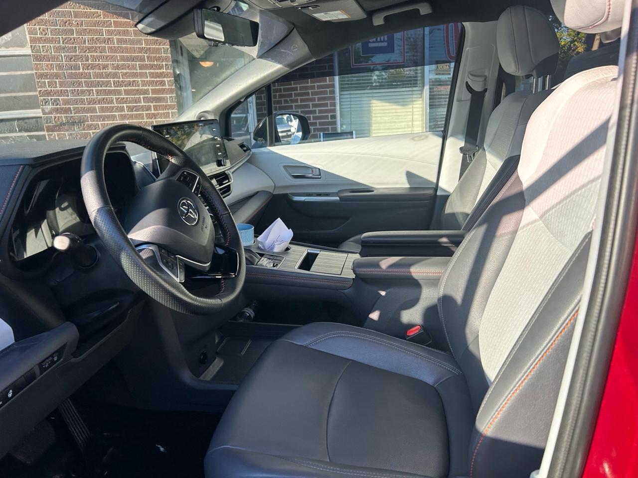 2022 Toyota Sienna XSE . LEATHER AND SUNROOF. 8-Passenger AWD Photo
