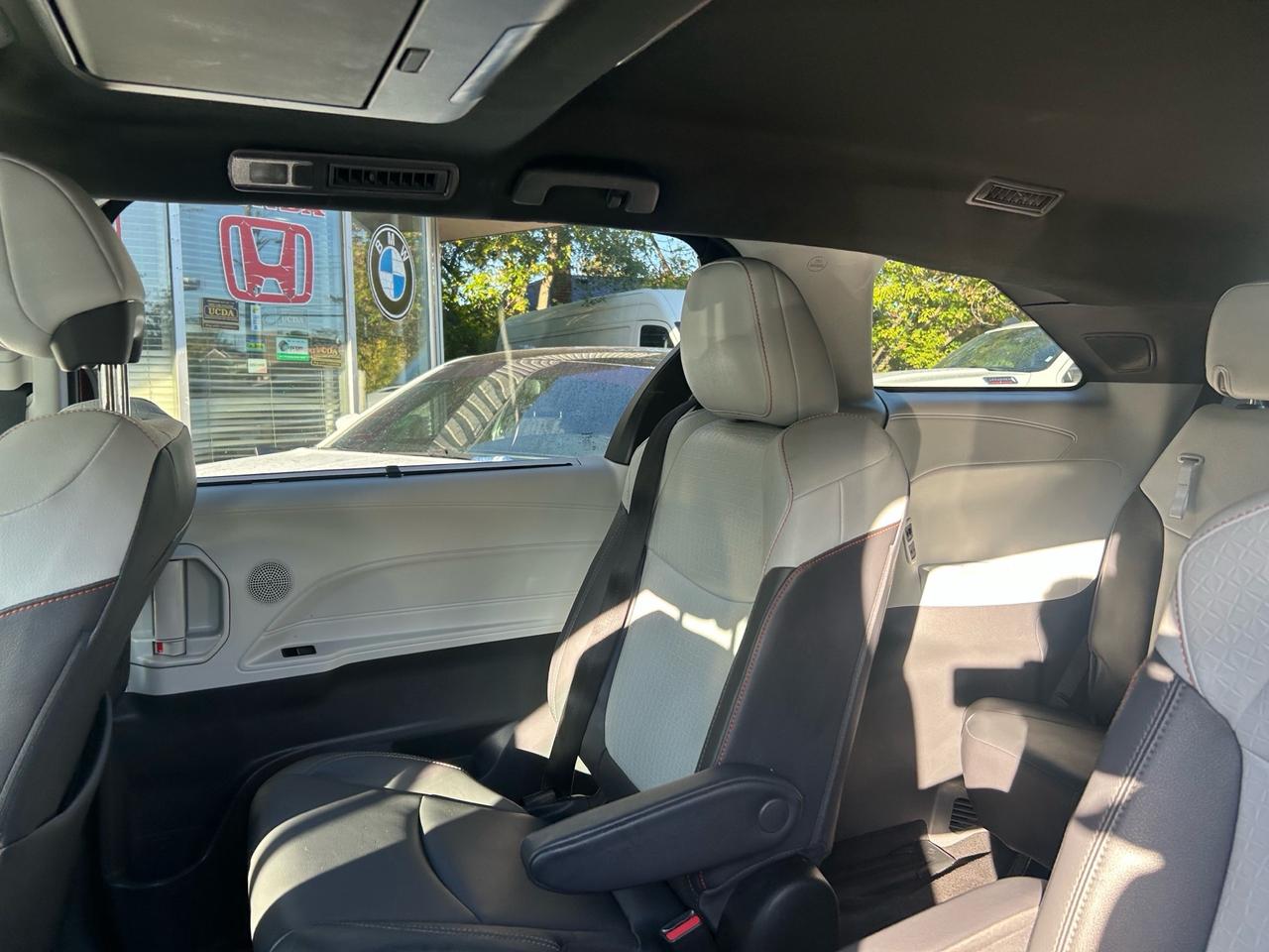 2022 Toyota Sienna XSE . LEATHER AND SUNROOF. 8-Passenger AWD Photo