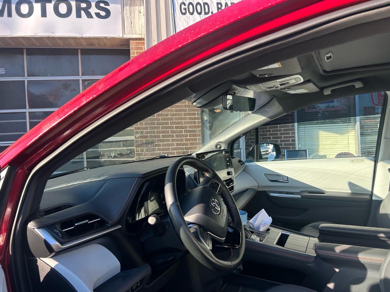 2022 Toyota Sienna XSE . LEATHER AND SUNROOF. 8-Passenger AWD Photo