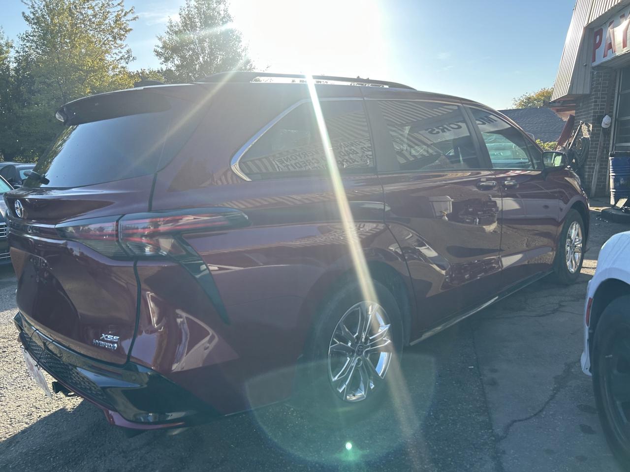 2022 Toyota Sienna XSE . LEATHER AND SUNROOF. 8-Passenger AWD Photo