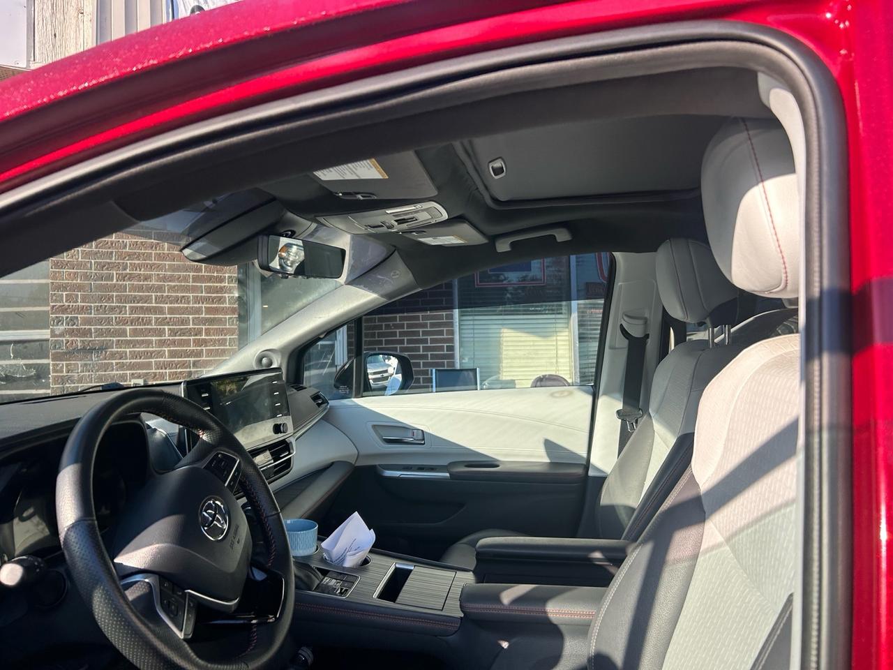 2022 Toyota Sienna XSE . LEATHER AND SUNROOF. 8-Passenger AWD Photo