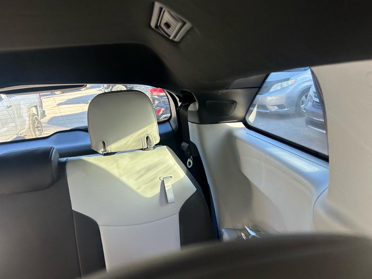 2022 Toyota Sienna XSE . LEATHER AND SUNROOF. 8-Passenger AWD Photo