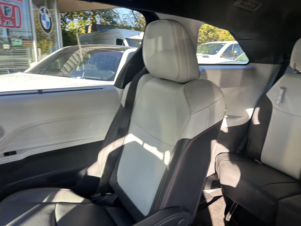 2022 Toyota Sienna XSE . LEATHER AND SUNROOF. 8-Passenger AWD Photo