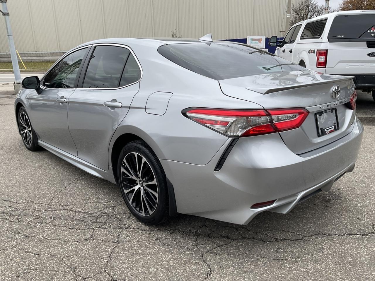 2019 Toyota Camry SE UPGRADE - BACK-UP CAM! BSM! SUNROOF! Photo4