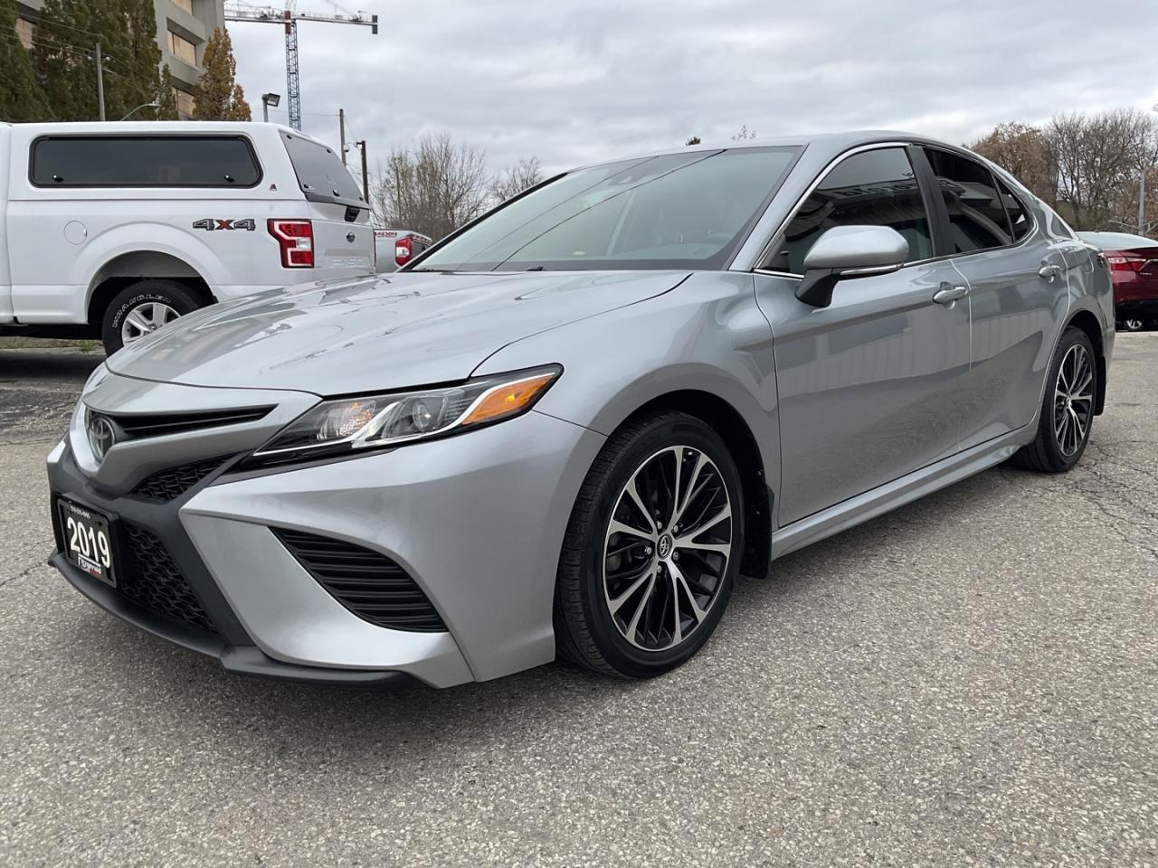 2019 Toyota Camry SE UPGRADE - BACK-UP CAM! BSM! SUNROOF! Photo