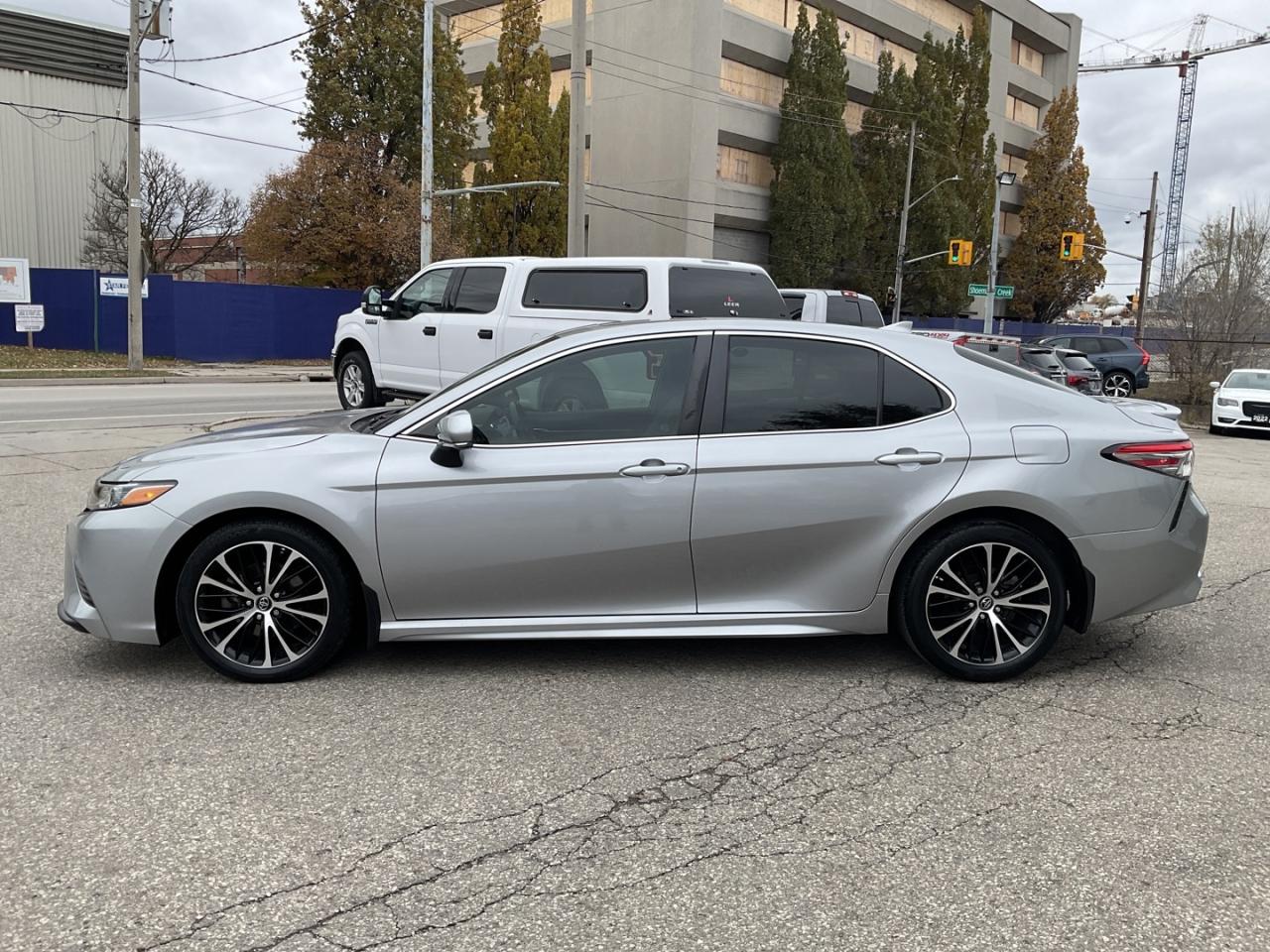 2019 Toyota Camry SE UPGRADE - BACK-UP CAM! BSM! SUNROOF! Photo