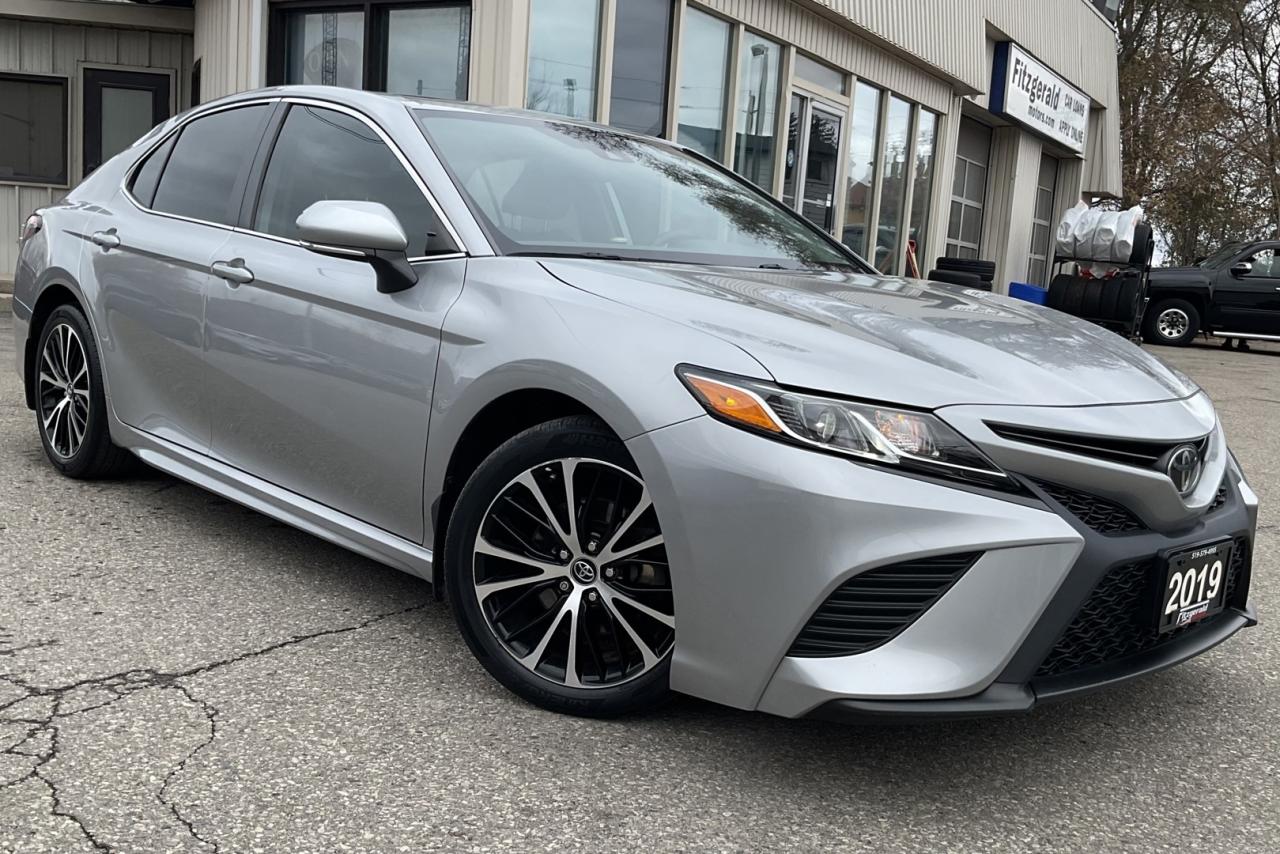 2019 Toyota Camry SE UPGRADE - BACK-UP CAM! BSM! SUNROOF! Photo0
