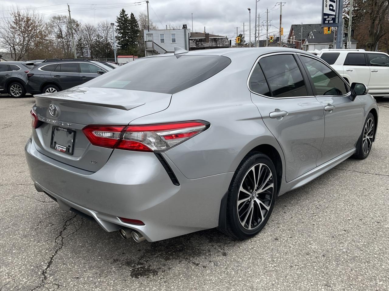 2019 Toyota Camry SE UPGRADE - BACK-UP CAM! BSM! SUNROOF! Photo