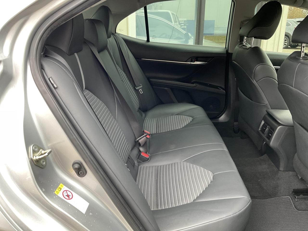 2019 Toyota Camry SE UPGRADE - BACK-UP CAM! BSM! SUNROOF! Photo