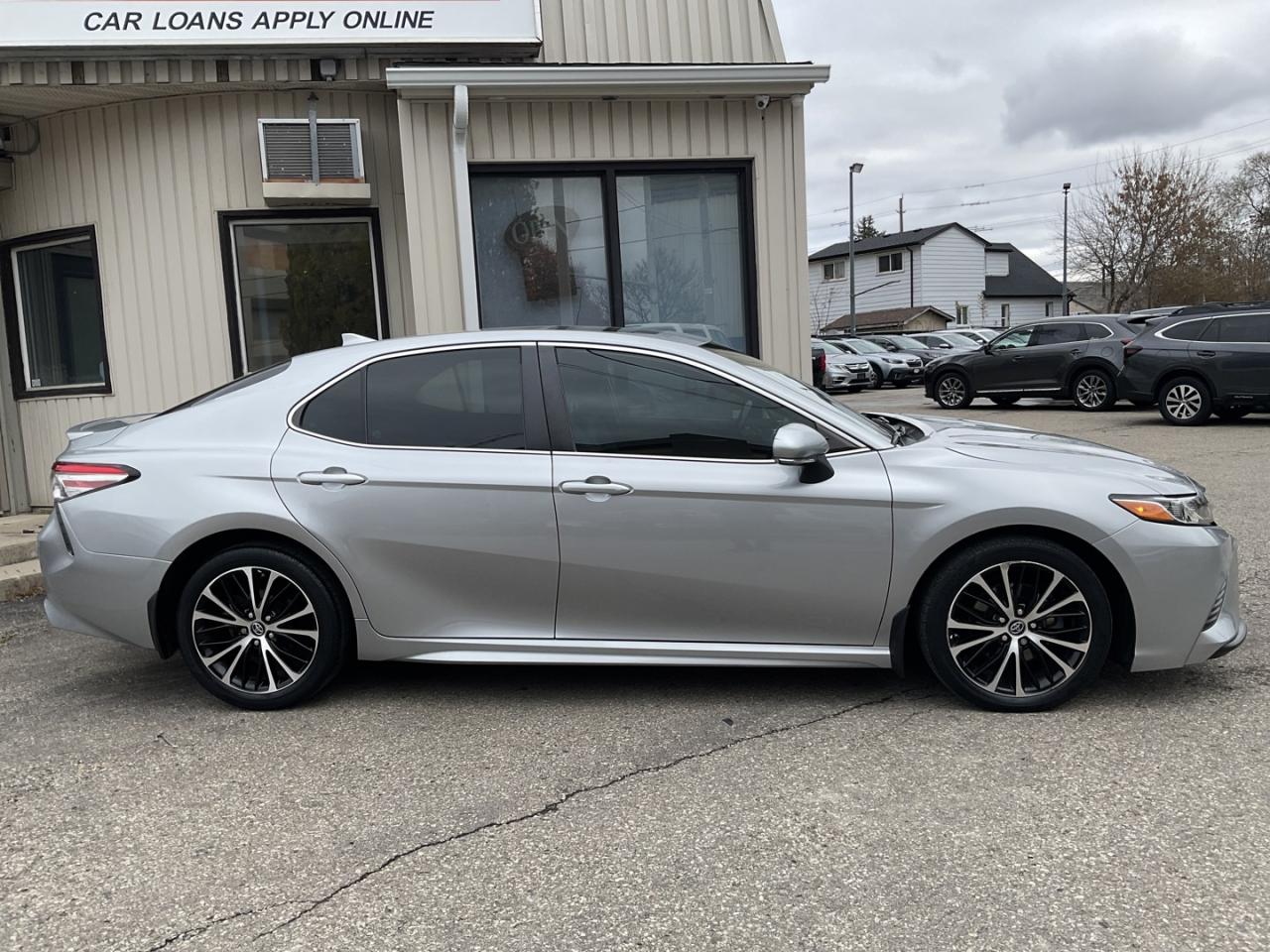 2019 Toyota Camry SE UPGRADE - BACK-UP CAM! BSM! SUNROOF! Photo