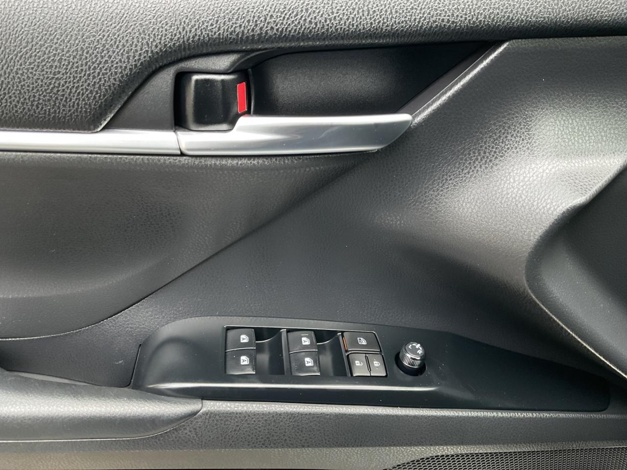 2019 Toyota Camry SE UPGRADE - BACK-UP CAM! BSM! SUNROOF! Photo