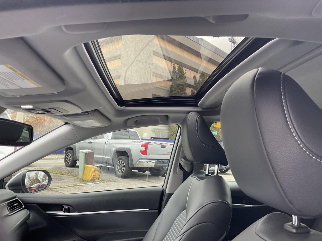 2019 Toyota Camry SE UPGRADE - BACK-UP CAM! BSM! SUNROOF! Photo