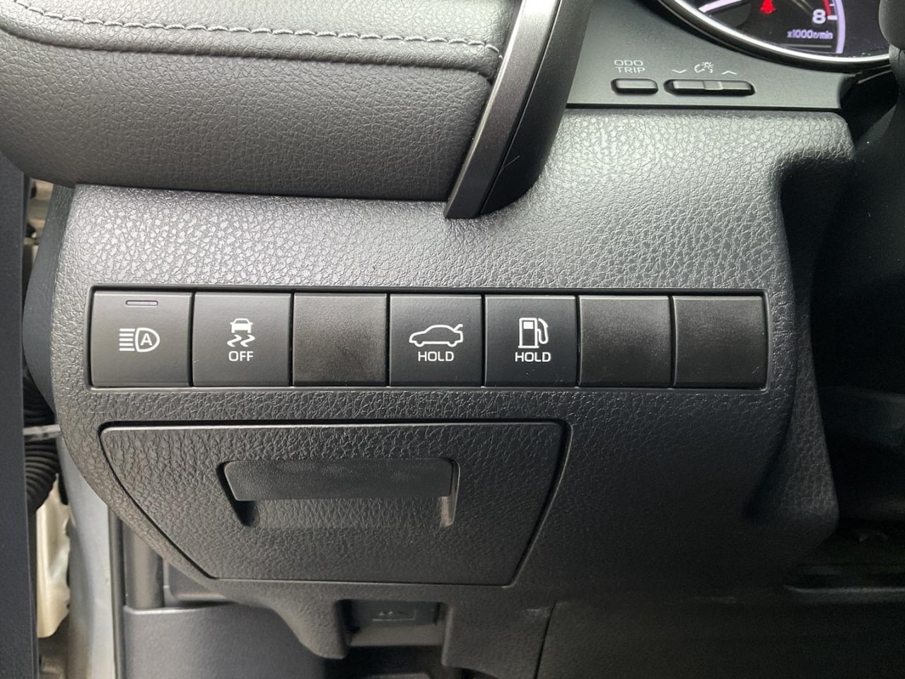 2019 Toyota Camry SE UPGRADE - BACK-UP CAM! BSM! SUNROOF! Photo