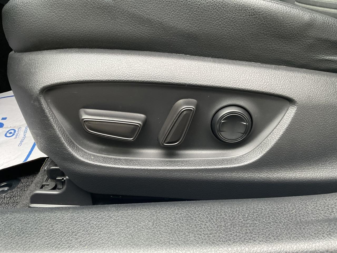 2019 Toyota Camry SE UPGRADE - BACK-UP CAM! BSM! SUNROOF! Photo