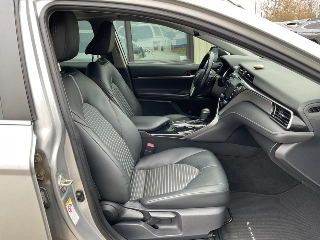 2019 Toyota Camry SE UPGRADE - BACK-UP CAM! BSM! SUNROOF! Photo