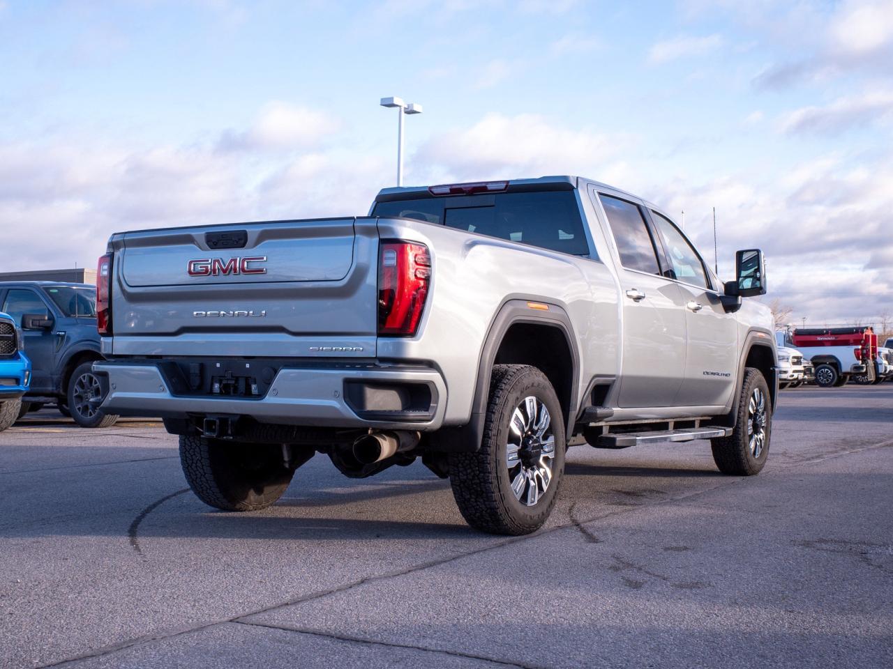 2025 GMC SIERRA 2500HD Denali - Power-Deployable Running Boards Photo