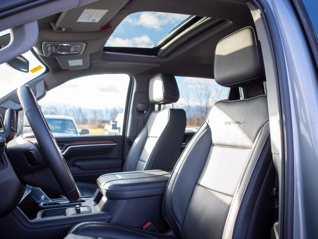 2025 GMC SIERRA 2500HD Denali - Power-Deployable Running Boards Photo