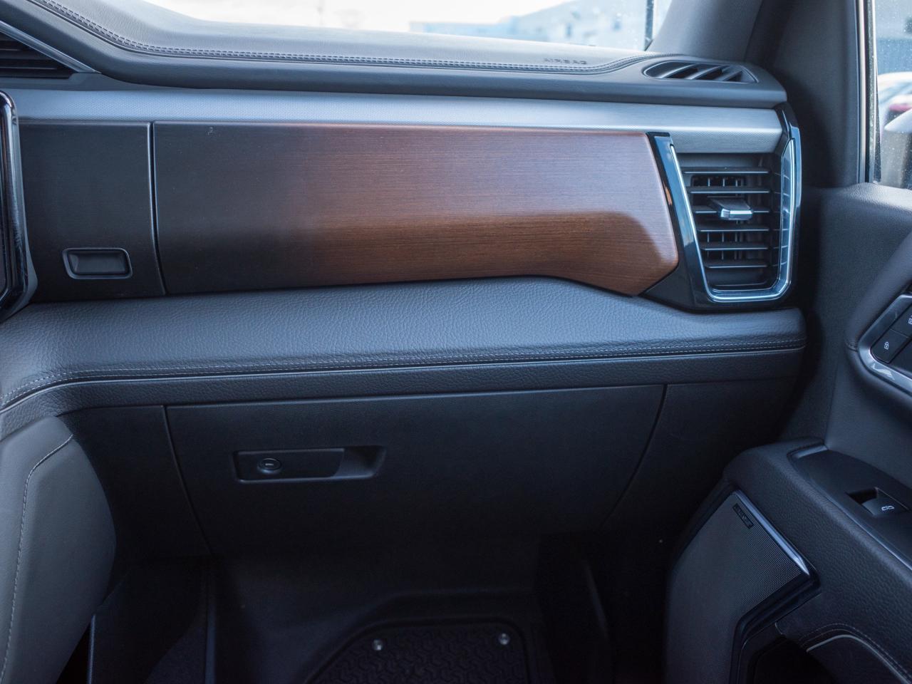 2025 GMC SIERRA 2500HD Denali - Power-Deployable Running Boards Photo