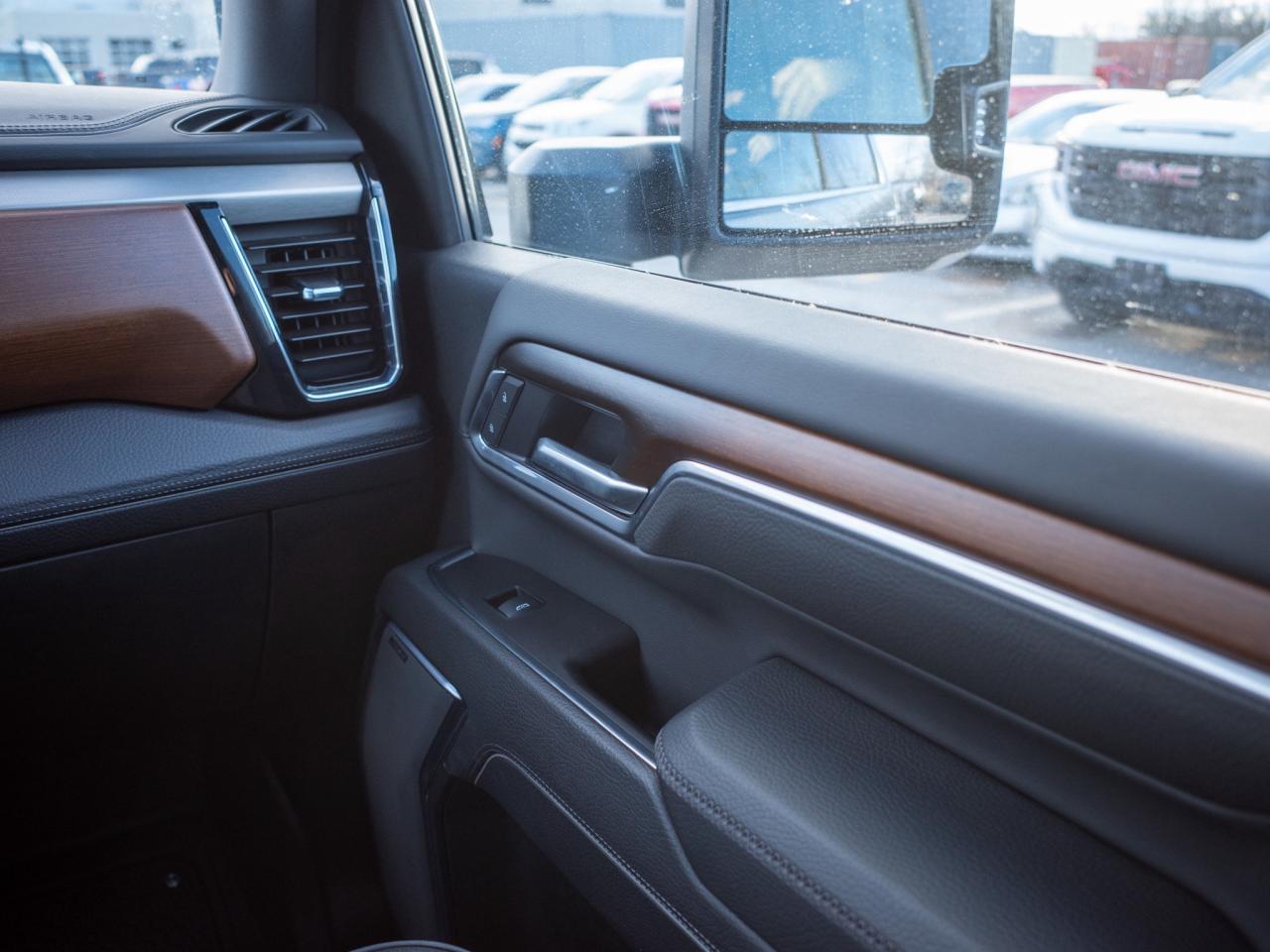 2025 GMC SIERRA 2500HD Denali - Power-Deployable Running Boards Photo