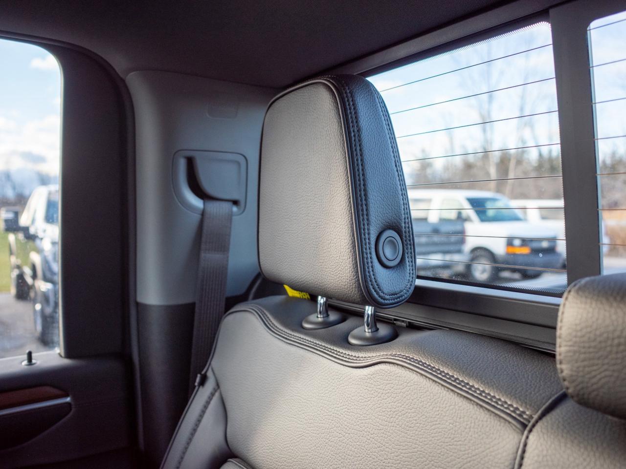 2025 GMC SIERRA 2500HD Denali - Power-Deployable Running Boards Photo