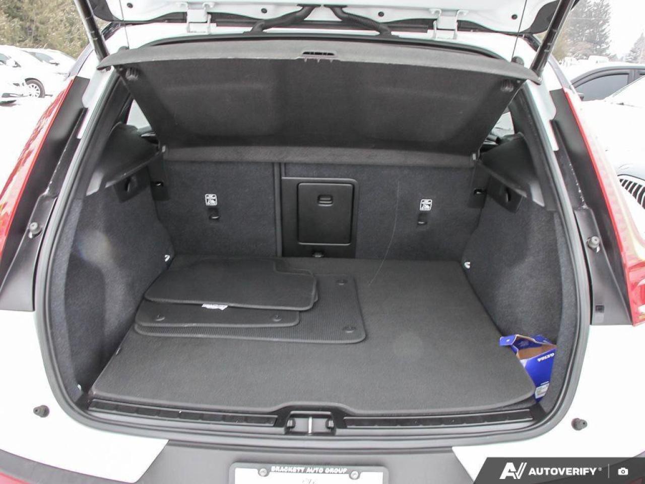 2022 Volvo XC40 R-DesignACCIDENT-FREE, AWD, POWER TAILGATE, SUNROO Photo