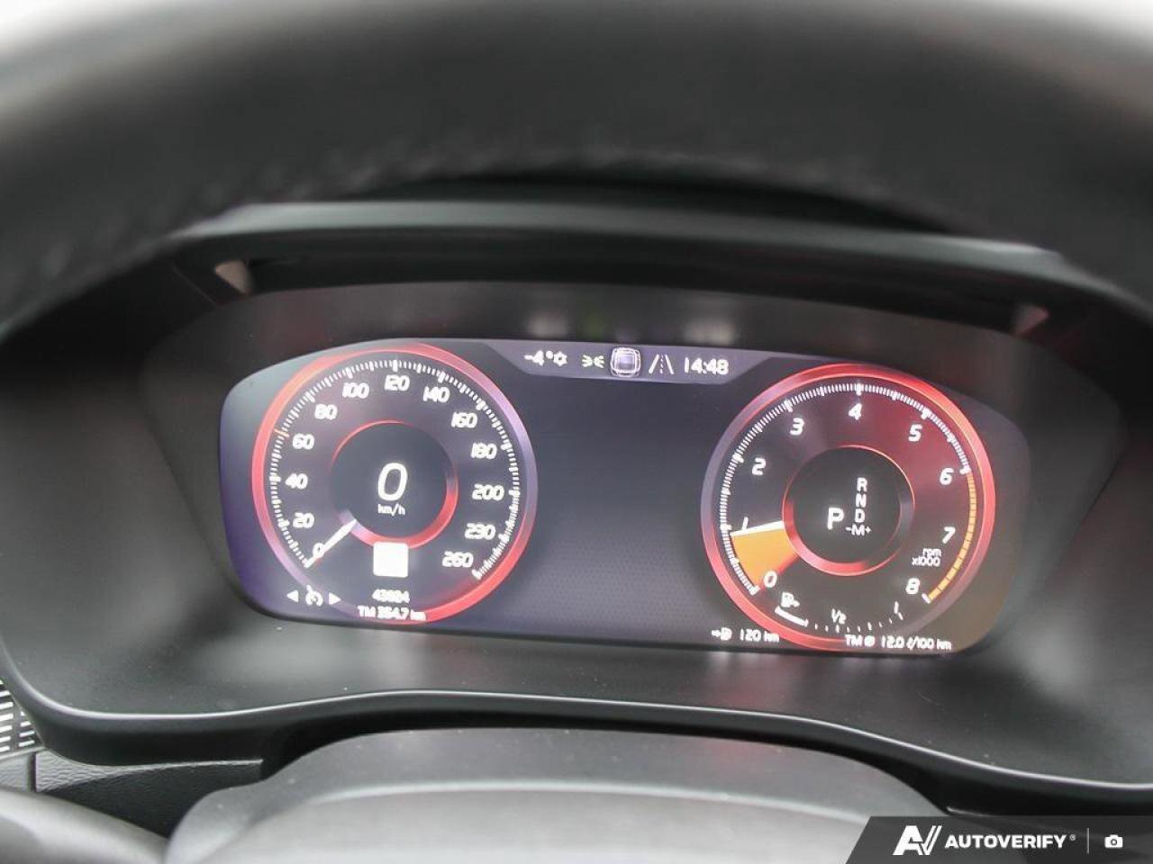 2022 Volvo XC40 R-DesignACCIDENT-FREE, AWD, POWER TAILGATE, SUNROO Photo