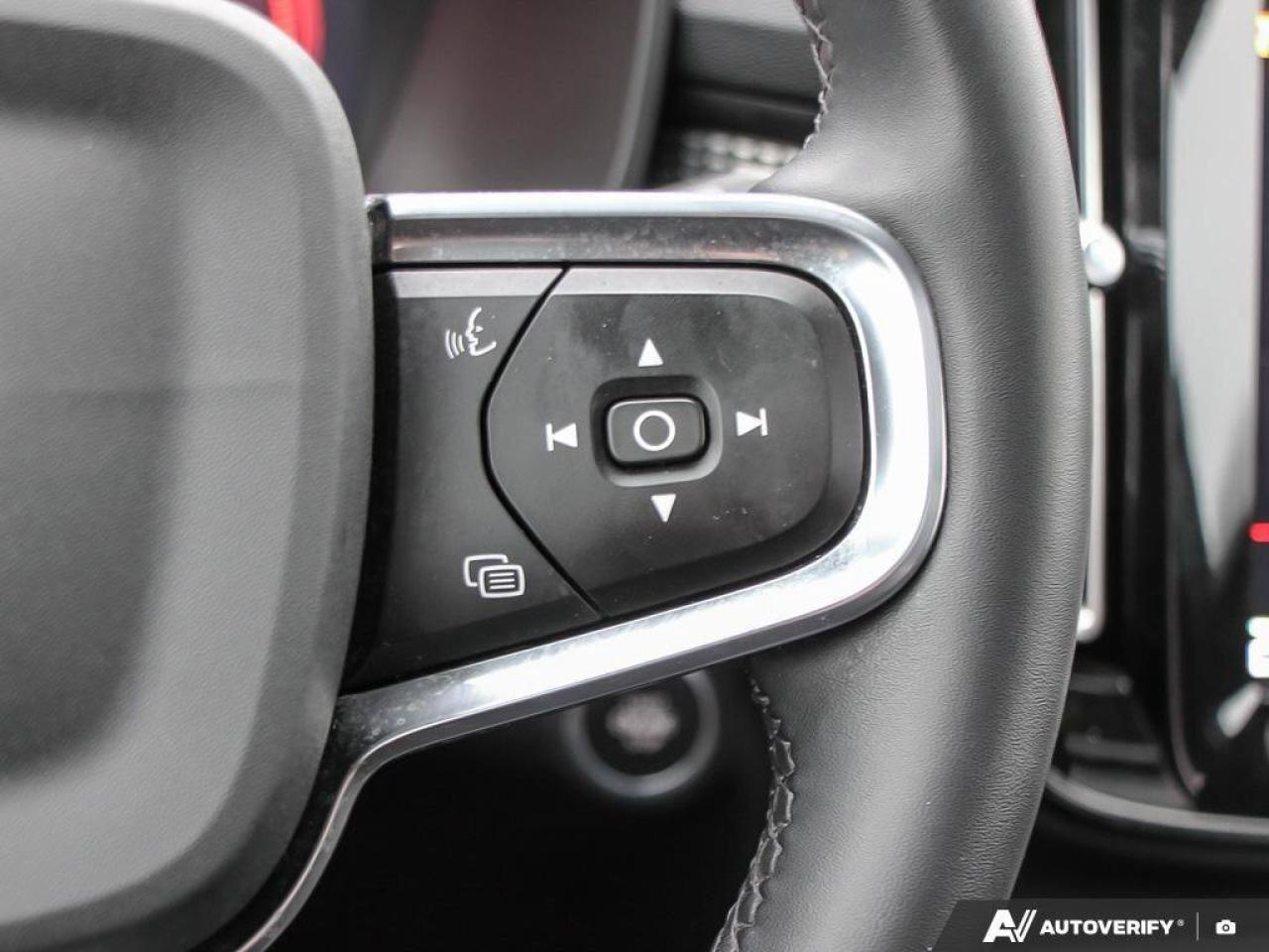 2022 Volvo XC40 R-DesignACCIDENT-FREE, AWD, POWER TAILGATE, SUNROO Photo