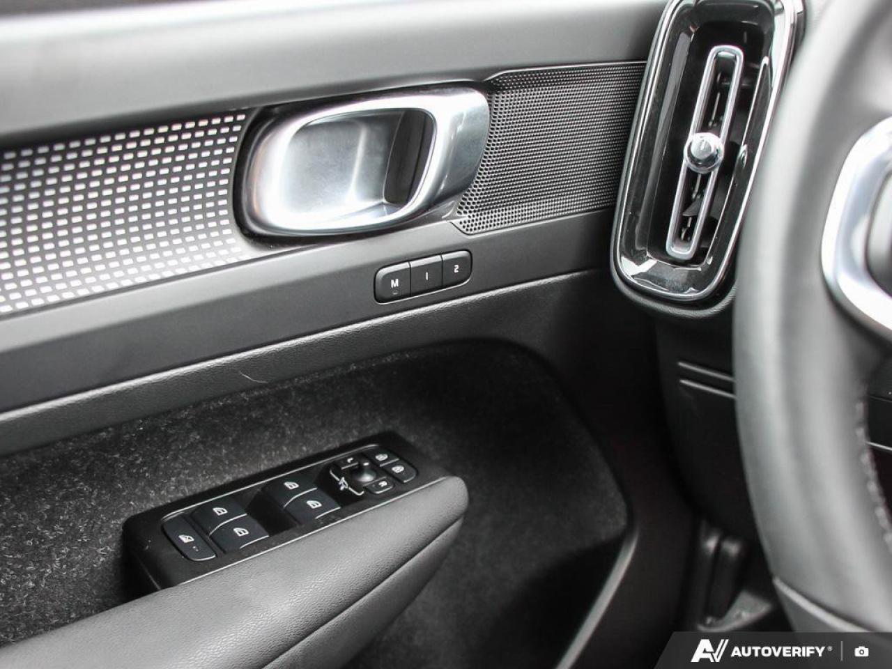 2022 Volvo XC40 R-DesignACCIDENT-FREE, AWD, POWER TAILGATE, SUNROO Photo