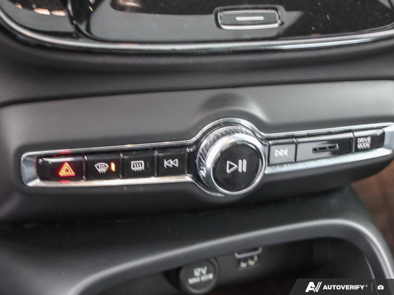 2022 Volvo XC40 R-DesignACCIDENT-FREE, AWD, POWER TAILGATE, SUNROO Photo