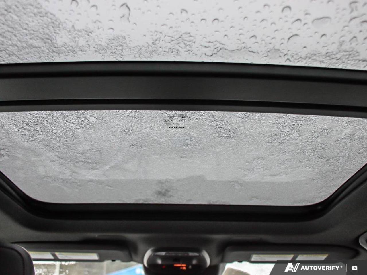 2022 Volvo XC40 R-DesignACCIDENT-FREE, AWD, POWER TAILGATE, SUNROO Photo