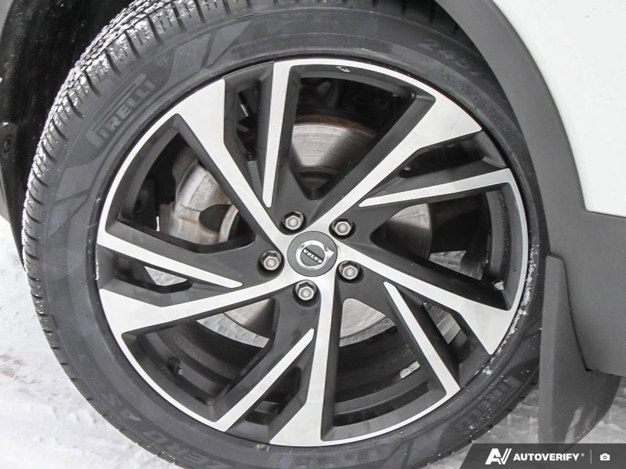 2022 Volvo XC40 R-DesignACCIDENT-FREE, AWD, POWER TAILGATE, SUNROO Photo