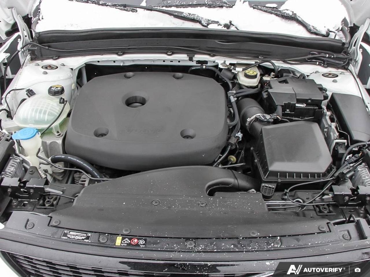 2022 Volvo XC40 R-DesignACCIDENT-FREE, AWD, POWER TAILGATE, SUNROO Photo