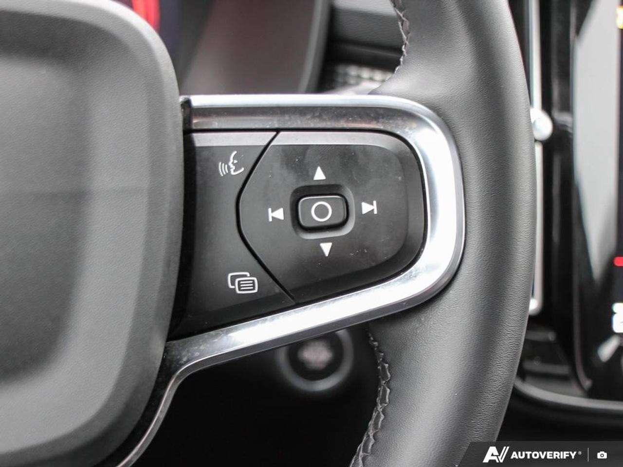 2022 Volvo XC40 R-DesignACCIDENT-FREE, AWD, POWER TAILGATE, SUNROO Photo