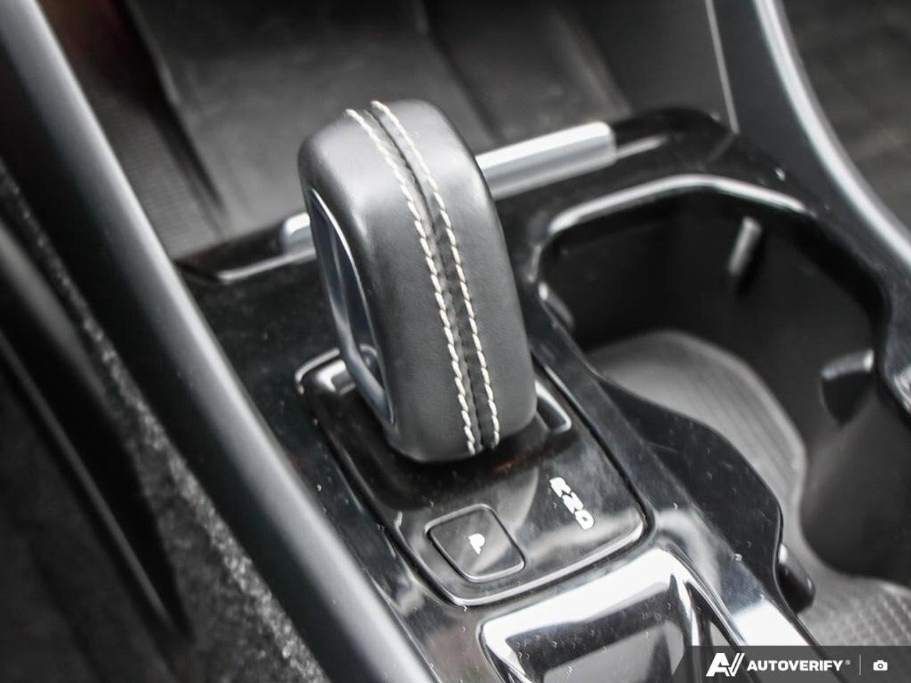 2022 Volvo XC40 R-DesignACCIDENT-FREE, AWD, POWER TAILGATE, SUNROO Photo