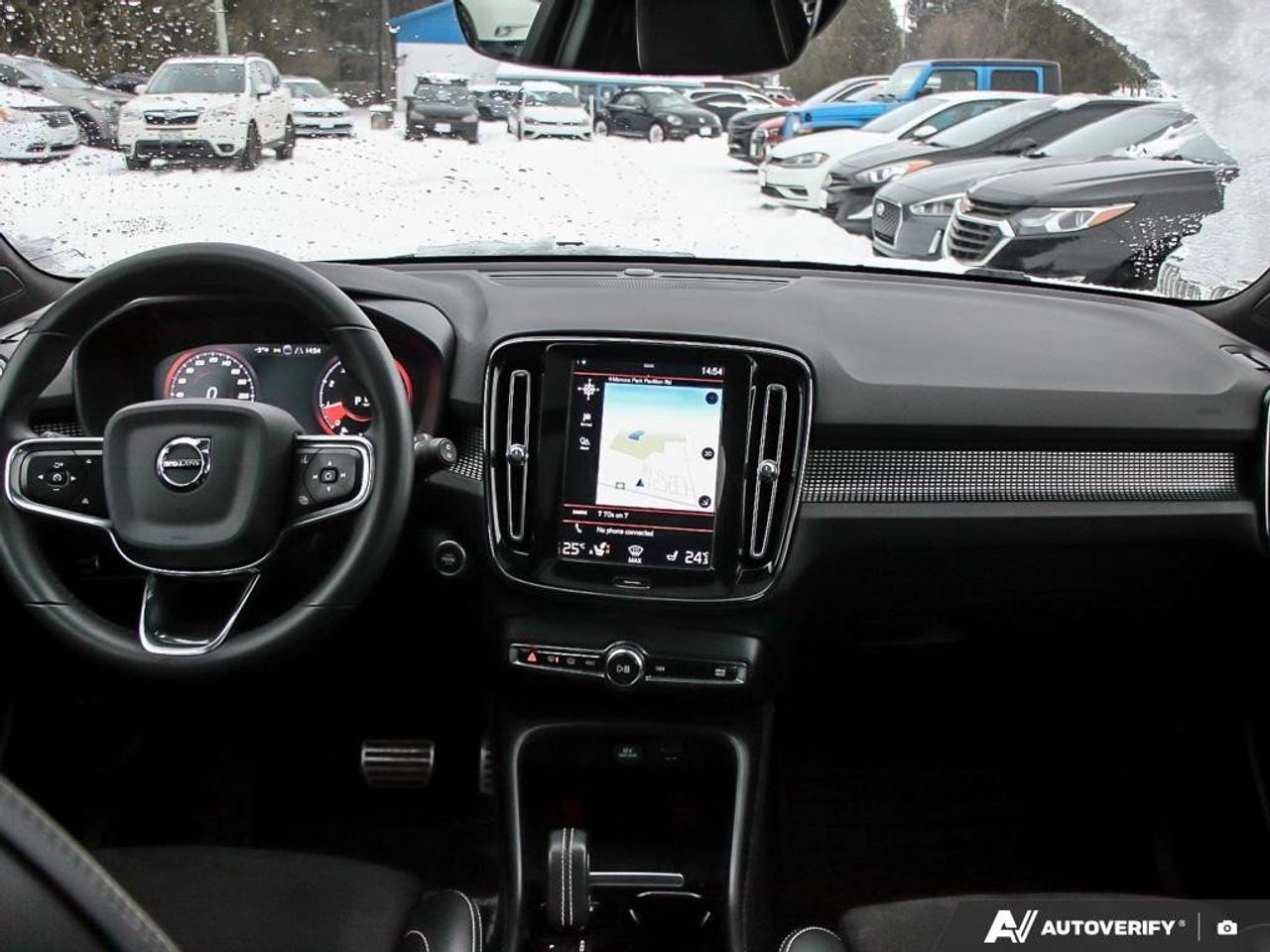 2022 Volvo XC40 R-DesignACCIDENT-FREE, AWD, POWER TAILGATE, SUNROO Photo